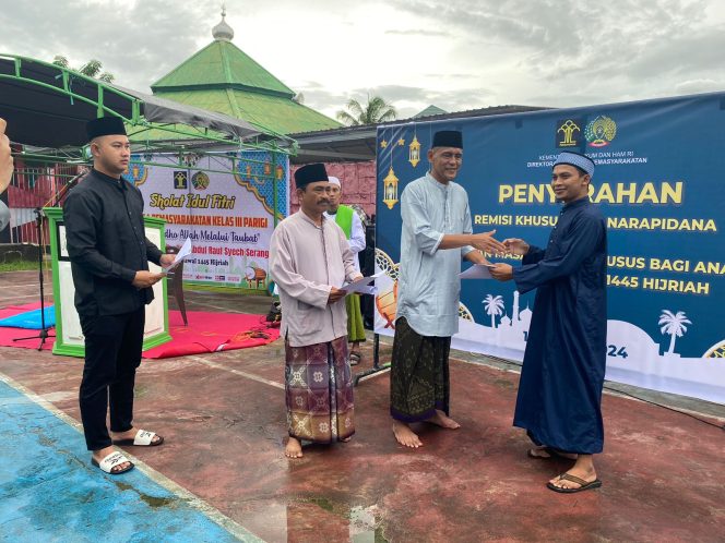 
					Suasana saat Kepala Lapas Parigi, Didik Nuryanto, secara langsung menyerahkan remisi tersebut kepada para narapidana setelah pelaksanaan Salat Idulfitri pada Rabu kemarin (10/04/24). photo: ist