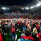 Ribuan suporter Bayer Leverkusen tumpah ruah turun ke lapangan untuk berpesta merayakan gelar perdana tim kesayangan setelah berdirinya klub. Photo: Official Bayer Leverkusen (X).