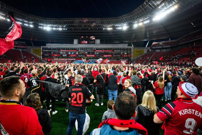 
					Ribuan suporter Bayer Leverkusen tumpah ruah turun ke lapangan untuk berpesta merayakan gelar perdana tim kesayangan setelah berdirinya klub. Photo: Official Bayer Leverkusen (X).