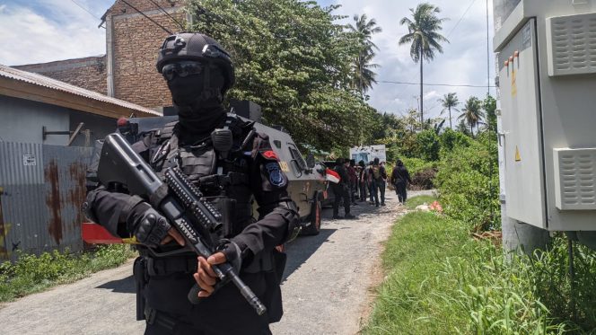 
					Tim Densus 88 anti teror mabes polri saat melakukan penangkapan dan penggeledahan rumha terduga teroris di kota palu pada selasa kemarin (16/04/24). Photo: ist
