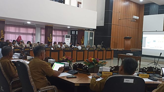 
					Suasana Rapat Pansus DPRD Kota Palu yang digelar diruang sidang utama pada Selasa (16/04/24). Photo; isti