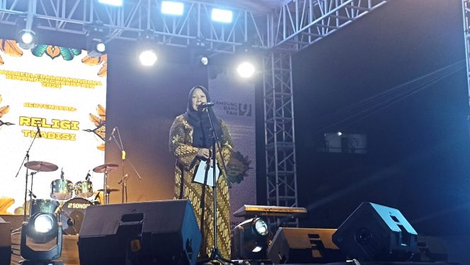 
					Wakil Wali Kota Palu, dr Reny Lamadjido saat memberikan sambutan pada kegiatan Kampung Baru Fair tahun 2024 di kelurahan Baru, kecamatan Palu Barat, Kota Palu Pada Selasa Malam (16/04/24). Photo: isti