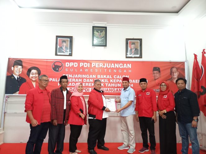 
					Suasana saat Moh Yasin resmi mendaftar ke PDI Perjuangan dan di sambut oleh Ketua DPD PDI-P Sulteng, Muharram Nurdin, dan Ketua DPC PDI-P Donggala, Soraya. Photo: Kopyah Merah