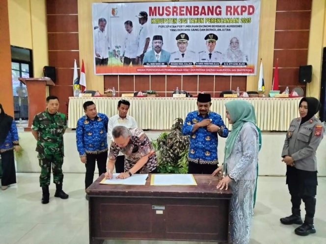
					Saat Sekda Sigi, Nuim Hayat melakukan  penandatanganan kerja sama Rencana Kerja Pemerintah Daerah (RKPD) 2025. Photo: ist