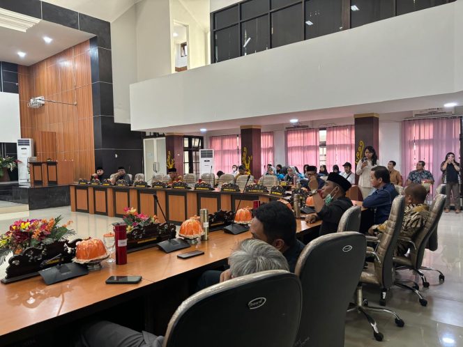 
					Suasana Rapat Pansus DPRD Kota Palu. photo: HN