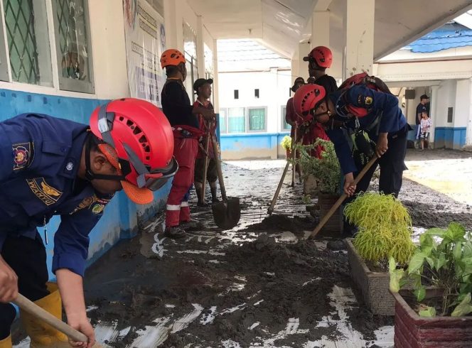 
					Suasana saat tim rescue  damkar palu saat membersihkan sisa lumpur. Photo: Damkar Kota Palu