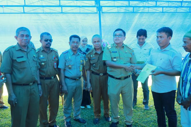 
					Suasana saat Pj Bupati Donggala, Moh Rifani secara simbolis memberikan Sertifikat gratis kepada Warga. Photo: ist.