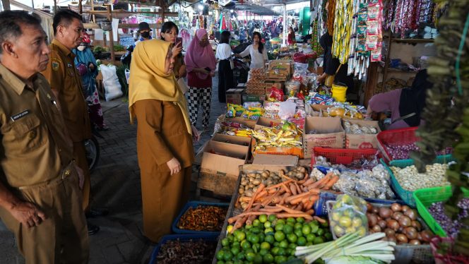 
					Suasana saat Wakil Wali Kota Palu, dr Reny Lamadjido saat pantau harga bahan pokok di pasar tradisonal. Photo: Humas Pemkot Palu