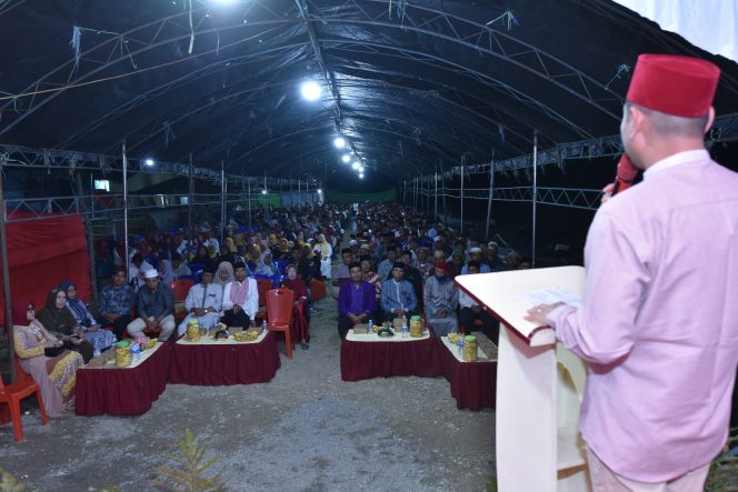 
					Suasana saat Calon Bupati Donggala, Moh Yasin memberikan sambutan kepada ribuan warga yang datang pada acara halal bi halal di desa Enu Sindue pada Selasa Malam (23/04/24). Photo: netiz.id (akib)