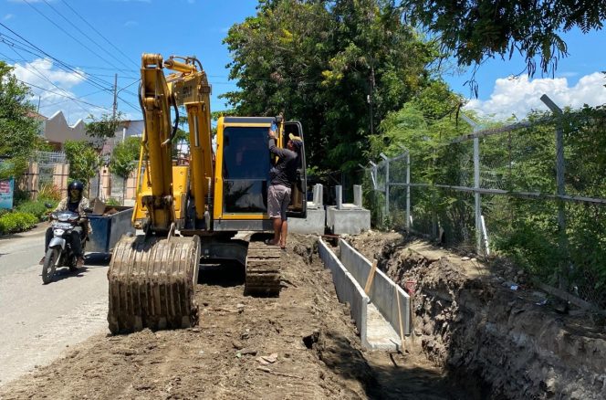 
					Terlihat Alat Berat diturunkan oleh Pemkot Palu melalui Dinas Pekerjaan Umum dalam perbaikian ruas jalan Garuda. Photo: Humas Pemkot Palu