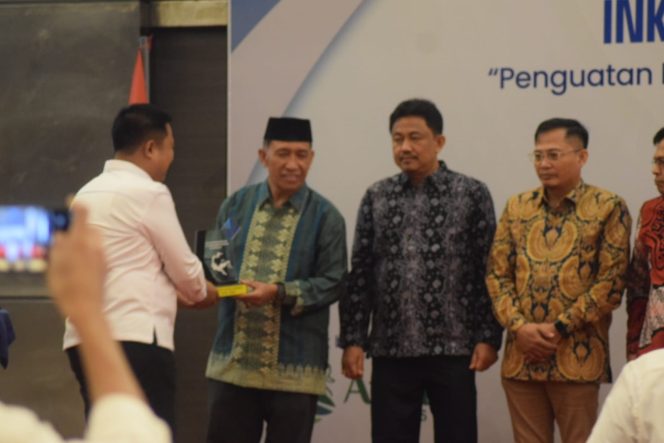 
					suasana pemberian cendramata oleh pengurus Inkindo kepada Asisten bidang administrasi umum setda kota palu imran Lataha. Photo: Humas Pemkot Palu
