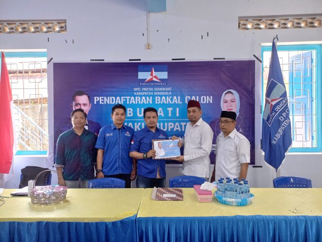 
					Suasana saat Calon Bupati Donggala, Moh Yasin didampingi pengurus DPC Gerindra secara resmi mengembalikan formulir ke DPC Demokrat Donggala pada Sabtu (27/04/24). Photo: Kopya Merah