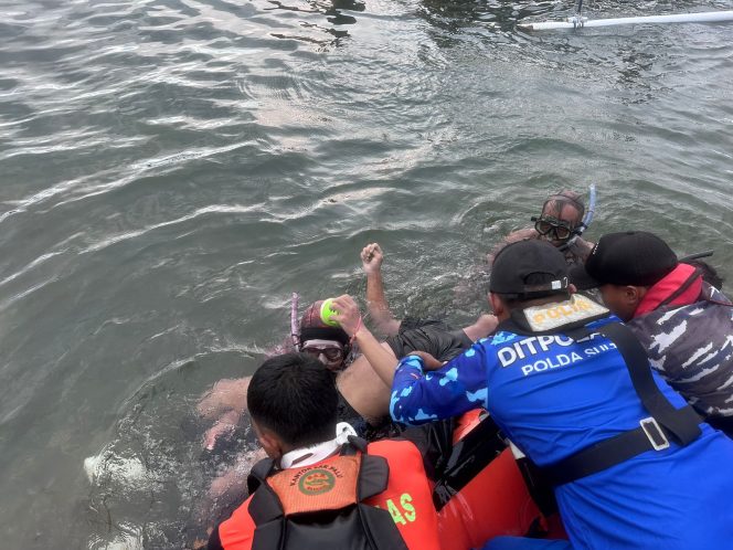 
					Suasana saat TIM SAR mengevakuasi Karyawan PT IMIP meninggal dunia saat memanah ikan  pada Minggu (28/04/24). photo: TIM SAR