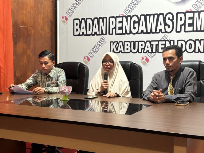 
					Suasana saat Acara evaluasi kinerja Panwaslu Existing dibuka oleh Anggota Bawaslu Sulteng, Dewi Tisnawati, didampingi oleh Ketua, Abdul Salim dan Anggota Bawaslu Donggala, Rusli Guntur. Photo: ist