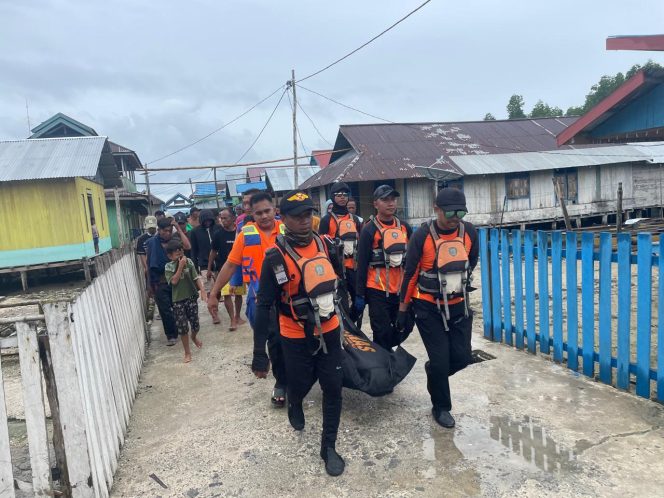 
					Saat TIM SAR mengevakuasi jenazah Hamka (21)  setelah diterkam buaya di dermaga togean. Photo: ist