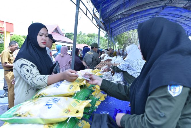 
					Suasana kegiatan Gerakan Pangan Murah yang digelar di halaman Mako Polres Donggala pada selasa (30/04/24). Photo: netiz.id