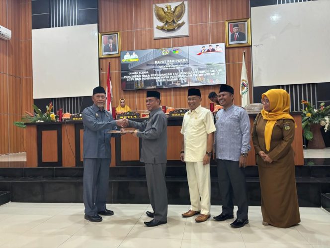 
					MASA SIDANG - Penyerahan produk DPRD selama pembahasan masa sidang caturwulan pertama, sekaligus pembukaan masa sidang catuwulan ke dua, Senin (13/5/2024) di Ruang Sidang Utama DPRD Kota Palu. Photo: RA