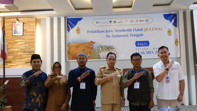 
					Suasana saat photo bersama Kepala Kantor Perwakilan Bank Indonesia 
 dengan Wakil Gubernur Provinsi Sulawesi Tengah usai kegiatan Pelatihan dan Sertifikasi Juru Sembelih Halal. Photo: IST