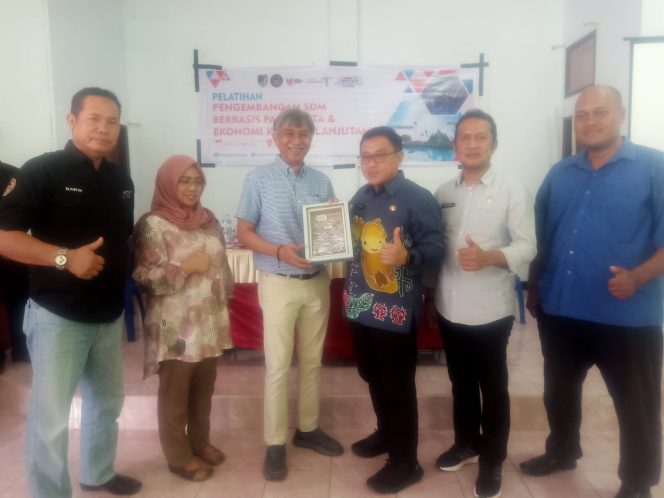 
					Suasana saat PJ Bupati Donggala, Moh Rifani menyerahkan cendramata kepada pelaku usaha ekonomi kreatif seusai kegiatan. Photo: ist