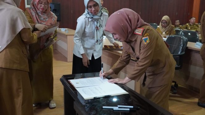 
					Suasana saat Sekretaris DPRD Provinsi Sulawesi Tengah, Siti Rahmi Amir Singi menandatangani perjanjian kinerja. Photo: Humas DPRD Sulteng