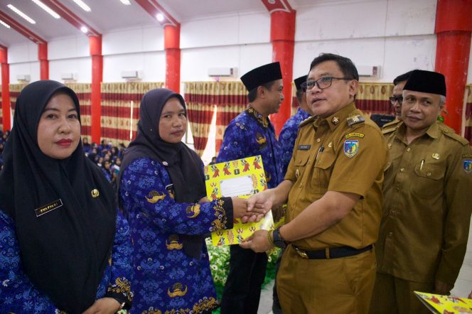 
					Suasana saat Pj Bupati Donggala, Moh Rifani secara simbolis memberikas SK kepada pegawai P3K di ruang kasiromu pada Senin (29/04/24). Photo: Upik