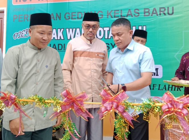
					Wali Kota Palu, Hadianto Rasyid melakukan pemotongan pita pada peresmian Madrasah Ibtidaiyah Swasta (MIS) Al-Hanif Palu, didampingi oleh pengurus Yayasan Al-Hanif Sulawesi Tengah pada Sabtu kemarin (04/05/24). photo: Humas Pemkot Palu