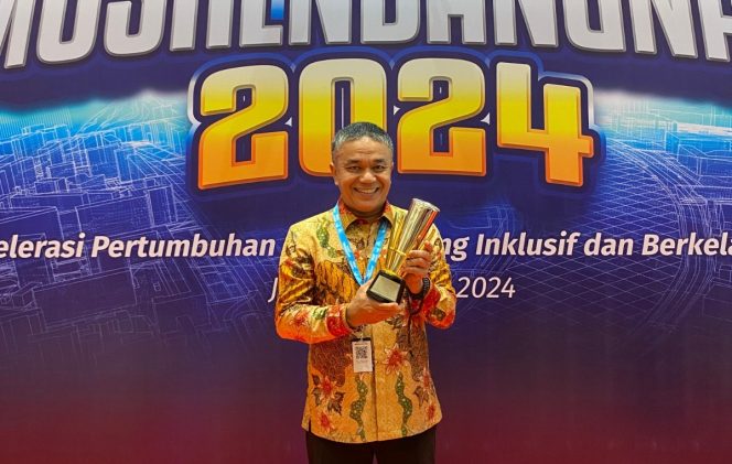 
					Suasana saat Wali Kota Palu, Hadianto Rasyid berpose dengan piala penghargaan Penghargaan Pembangunan Daerah (PPD), Usai Kota Palu Raih terbaik kedua di Indonesia untuk tahun 2024. Photo: Humas Pemkot Palu