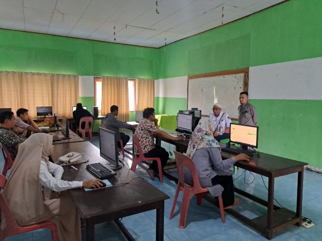 
					Suasana saat Ketua Bawaslu Donggala, Abdul Salim saat mengawasi proses seleksi tahap tes tertulis yang digealr di SMKN 1 Banawa. Photo: TIM