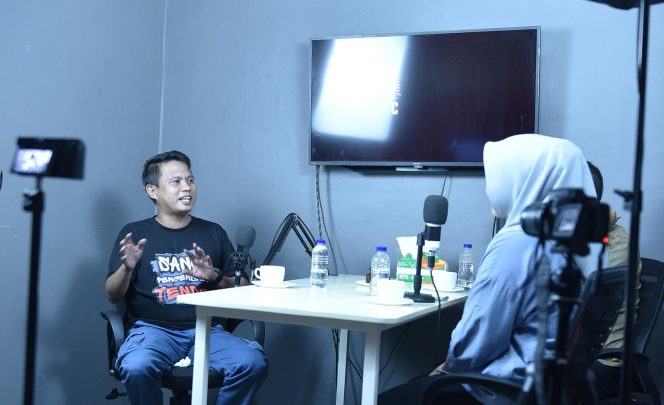 
					Suasana saat Konten Kreator asal Gorontalo, Isal Gorapu hadir dalam Podcast di Saraba Chanel Palu pada Rabu Malam (08/05/24). Photo: netiz.id (akib).