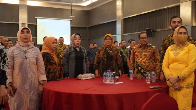
					Suasana saat Sekretaris DPRD Provinsi Sulteng Siti Rachmi Amir Singi menghadiri Acara Pisah Sambut antara Kepala Kejaksaan Tinggi yang lama dan yang baru pada Rabu malam, (08/05/24) di Ball Room Hotel Best Western Plus Coco Palu. Photo: Humas DPRD Sulteng