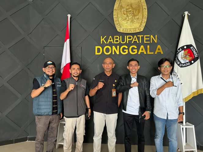 
					Suasana saat Ketua Bawaslu Donggala, Abdul Salim datangi Kantor KPU Donggala didampingi oleh jajarannya pada Minggu (12/05/24). Photo: TIM