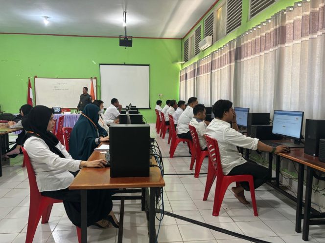 
					Suasana saat peserta calon Anggota Panwascam mengikuti ujian tertulis menggunakan sistem CAT di SMKN 3 Palu pada Senin, (13/05/24). Photo: HN