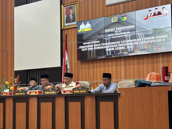 
					Suasana saat Ketua DPRD Kota Palu, Armin pimpin sidang paripurna pembukaan masa sidang II diruang sidang Utama pada Senin (13/05/24). Photo: TIM