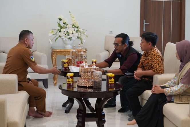 
					Suasana saat Wali Kota Palu, Hadianto Rasyid menerima kunjungan perwakilan dari Islamic Relief di rumah dinasnya pada Senin kemarin (13/05/24). Photo: Humas Pemkot Palu