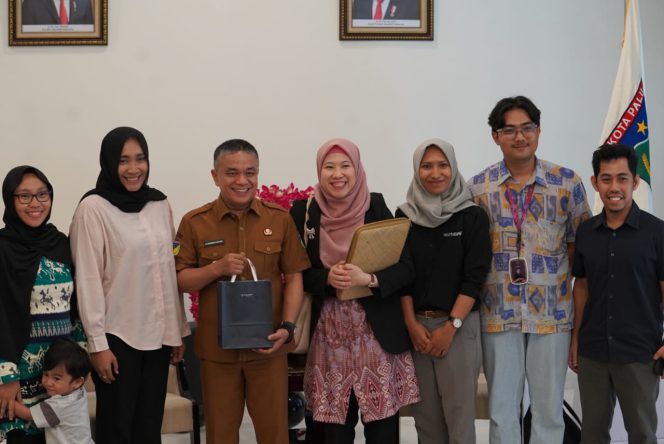 
					Suasana saat Wali Kota Palu, H. Hadianto Rasyid, menerima kunjungan penting dari Sasakawa Peace Foundation dan Yayasan Sikola Mombine pada Senin kemarin (13/05/24) di ruang kerjanya.  Photo: Humas Pemkot Palu