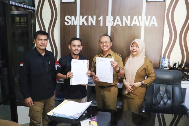 
					Suasana saat Ketua Bawaslu Donggala, Abdul Salim menunjukkan surat kerjasama bersama pihak SMK Negeri 1 Banawa pada Senin Kemarin (13/05/24). Photo: tim