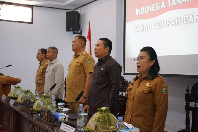 
					Suasana saat Bupati Poso, dr. Verna G.M Inkiriwang, yang diwakili oleh Asisten Administrasi Umum Setdakab Poso, Rudy Ricardo Rompas, secara resmi membuka Konsultasi Publik I Penyusunan Kajian Lingkungan Hidup Strategis Rencana Pembangunan Jangka Menengah Daerah (KLHS-RPJMD) Kabupaten Poso untuk periode 2025-2029.  Photo: ist