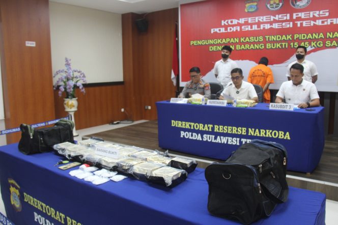 
					Suasana saat Wakil Direktur Reserse Narkoba Polda Sulteng AKBP Pribadi Sembiring, didampingi Kasubbid Penmas Kompol Sugeng Lestari dan Kasubdit III Ditresnarkoba Kompol Raden Real Mahendra, dalam konferensi pers di Polda Sulteng, Rabu (15/05/24). Photo: IST