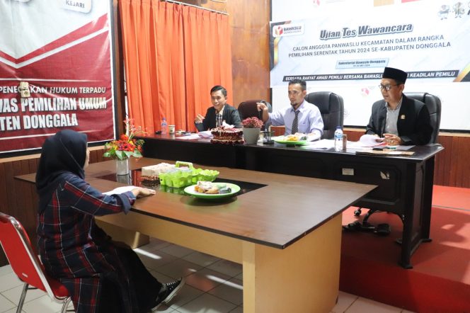 
					Suasana saat tes wawancara calon Anggota Panwascam yang di pimpin langsung oleh Ketua Bawaslu Donggala, Abdul Salim pada Minggu kemarin (19/05/24). Photo: TIM