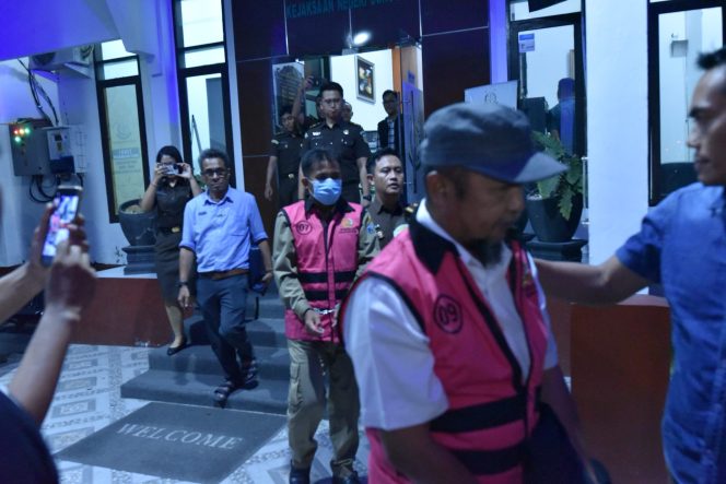 
					Suasana saat para tersangka digiring ke dalam mobil tahanan setelah di tetapkan menjadi tersangka oleh Kejaksaan Negeri Donggala pada Selasa Malam (21/05/24). Photo: netiz.id (akib)