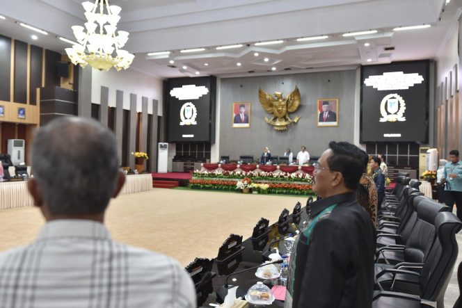 
					Suasana saat Rapat Paripurna membahas penetapan Rancangan Peraturan Daerah (Ranperda) tentang Rencana Pembangunan Jangka Panjang Daerah (RPJPD) Provinsi Sulawesi Tengah tahun 2025-2045 pada Rabu kemarin (22/05/24) diruang sidang Utama DPRD Sulteng. Photo: netiz.id (akib)