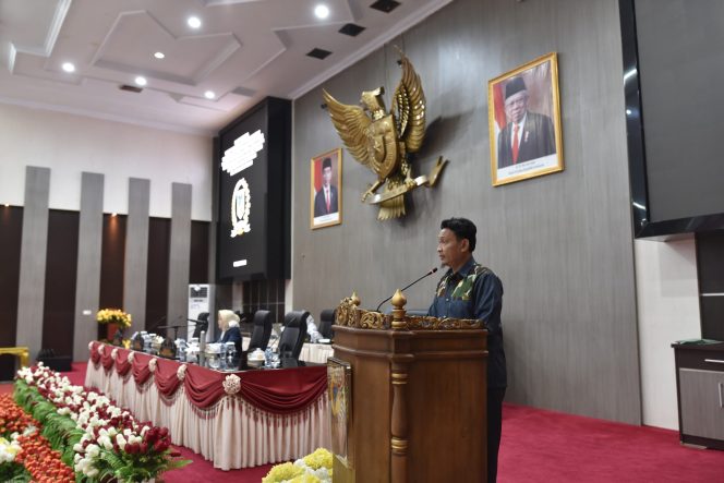 
					Suasana saat Anggota Bapemperda, Muhaimin Yunus menyampaikan penjelasan terkait Ranperda RPJPD. photo: netiz.id (akib)