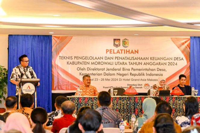 
					Suasana saat Bupati Morowali Utara, Delis J Hehi memberikan sambutan pada kegiatan Pelatihan Teknis Pengelolaan dan Penatausahaan Keuangan Desa di Makassar, Kamis malam (23/05/24). photo: ist