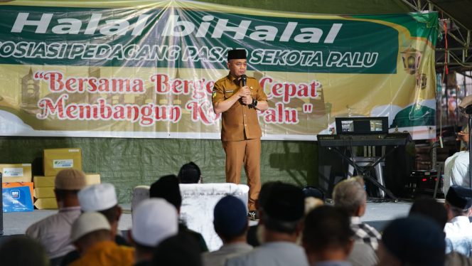 
					Suasana saat Wali Kota Palu, Hadianto Rasyid menyampaikan sambutan pada acara halal bihalal di Pasar Manonda pada Senin Malam (27/05/24). Photo: Humas Pemkot Palu