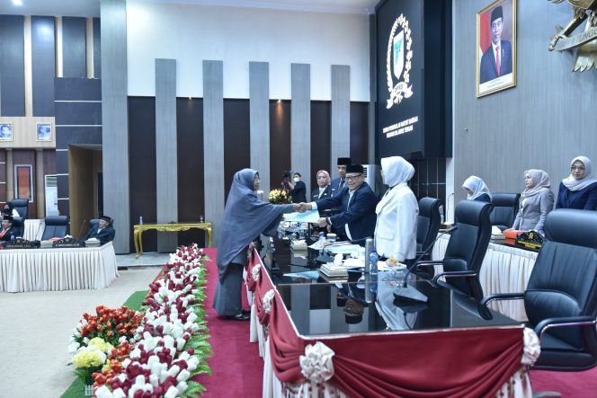 
					Saat Anggota Fraksi PKS DPRD Sulteng, Fatimah Hi Amin Lasawedi menyerahkan pandangan fraksi PKS ke pimpinan Sidang pada Paripurna Senin kemarin (27/05/24). Photo: netiz.id (akib)