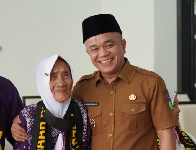 
					Saat Wali Kota Palu, Hadianto Rasyid berswa photo bersama calon jamaah haji. photo: Humas Pemkot Palu.
