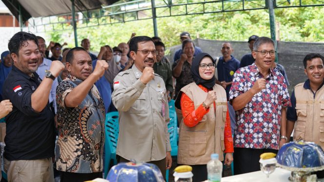 
					Suasana saat Kepala Dinas Pertanian dan Ketahanan Pangan Kota Palu, Asharrini Mastura, menghadiri kegiatan Bimbingan Teknis Kapabilitas Petani/Pelaku Usaha Anggur yang diadakan di Kebun Anggur Duyu Bangkit, Kota Palu, pada Kamis, (30/05/24).. photo: Humas Pemkot Palu