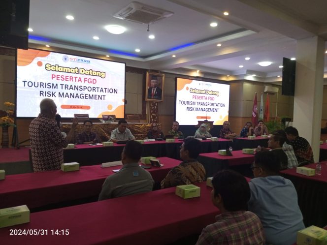 
					Suasana saat Akademisi Pariwisata Dr. (Can) Ariyanto, SE., MM., dalam seminar dengan tema 