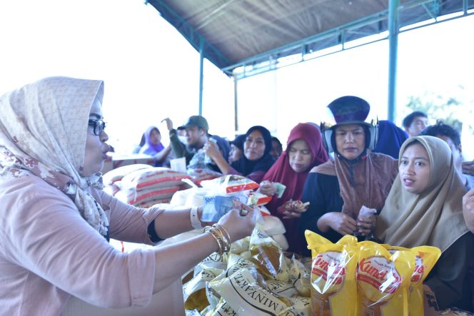 
					Suasana saat warga belanja bahan pokok di Kegiatan Gerakan Pangan Murah pada Jum'at (31/05/24). Photo: netiz.id
