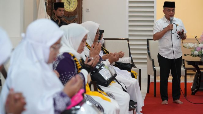 
					Suasana saat Wali Kota Palu, Hadianto Rasyid pimpin do'a bersama calon jamaah haji di rujab  Wali Kota pada Jum'at kemarin (31/05/24). Photo: Humas Pemkot Palu